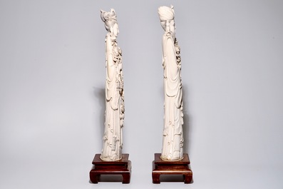 Une paire de grandes figures d'un homme et une femme en ivoire sculpt&eacute;, Chine, 19&egrave;me